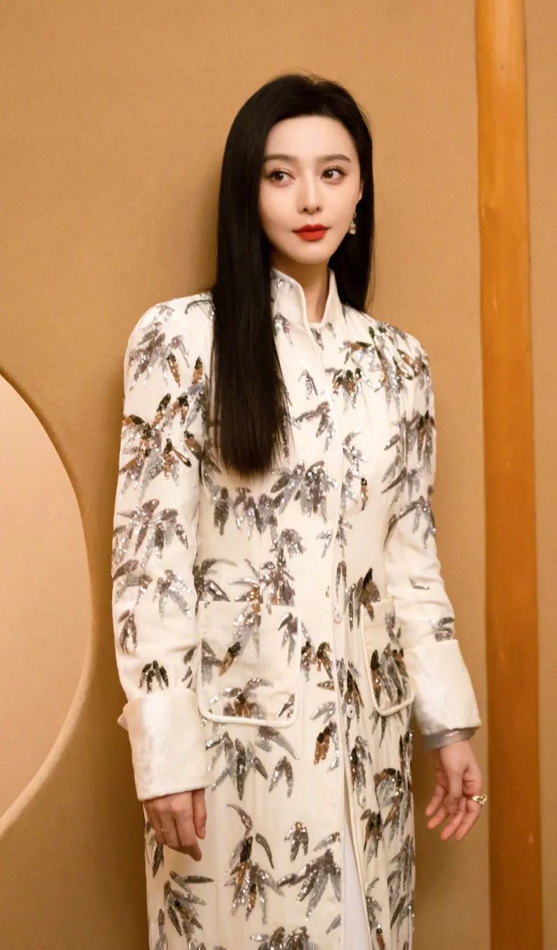 赵露思穿上廉价中国风礼服，俗成了18线网红