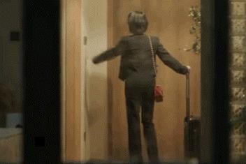 穿大牌西装背200块帆布包，混搭百元球鞋，她演女高管我服！