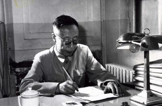 溥仪离开故宫第一个晚上住在哪里,溥仪离开紫禁宫时拿走了几个至宝