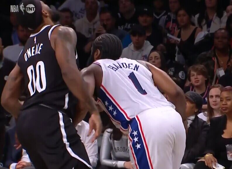 突发！哈登被驱逐！恩比德踢裆没事，为何他甩个手就被重罚？