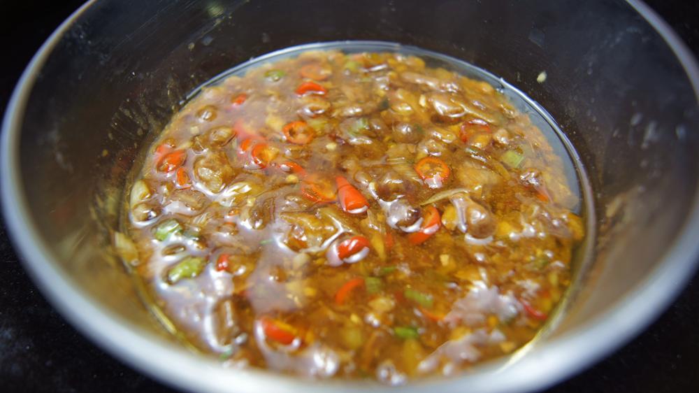 做莴笋时，别直接下锅炒了，饭店大厨教你一招，莴笋脆嫩又好吃