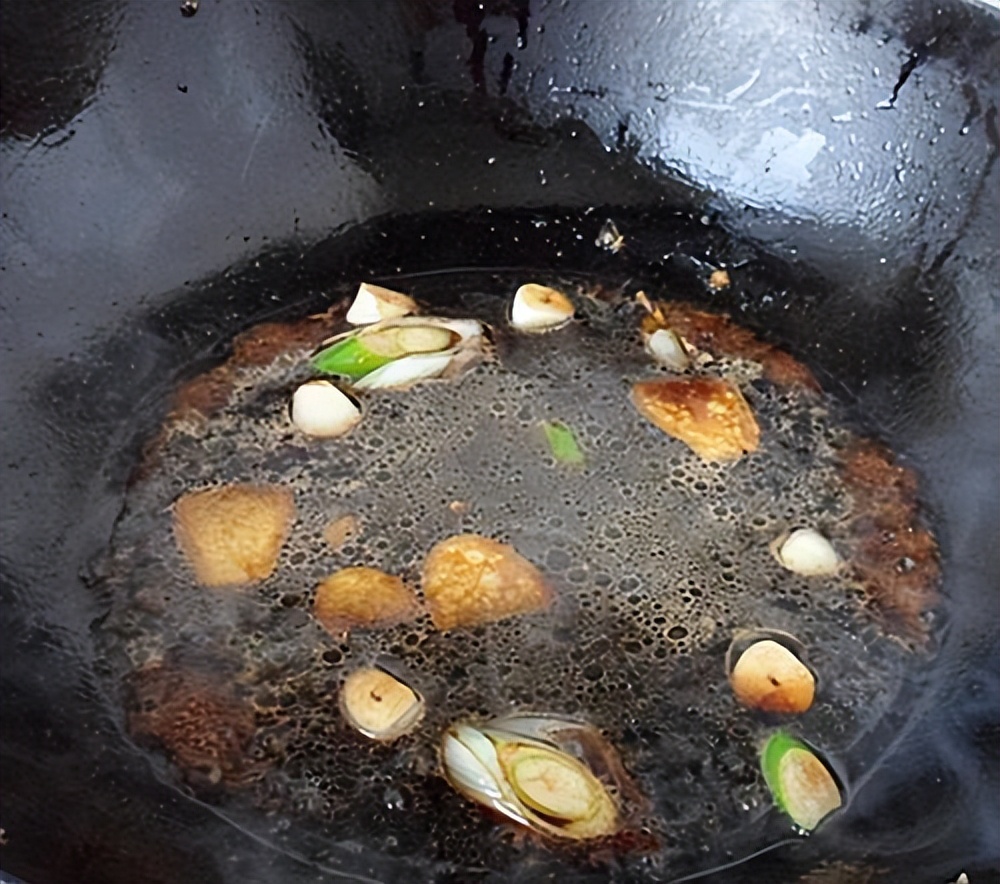 常用“大蒜炝锅”真的会致癌吗？研究结果公布，转给家人看看吧