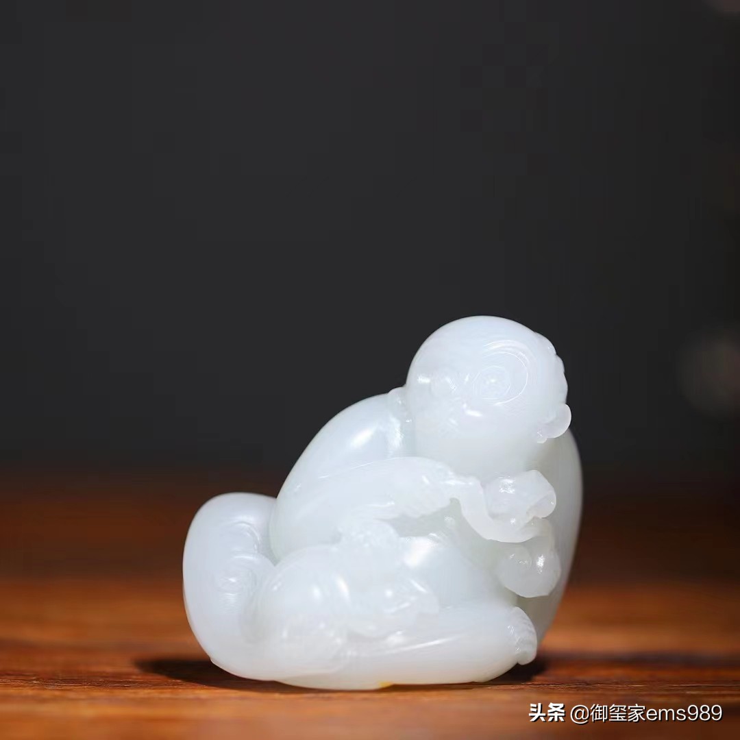 和田羊脂白玉真的不沾水吗,和田玉籽料不牛皮的值钱吗