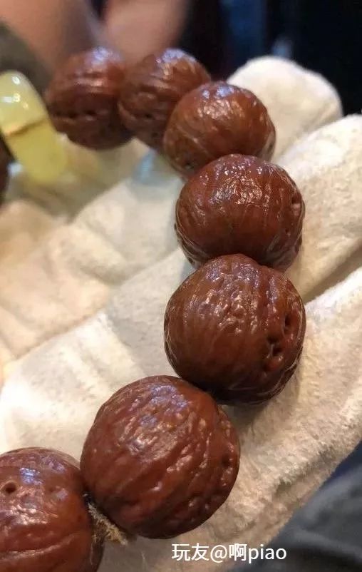 手串盘脏了，他用洗衣粉刷了一下