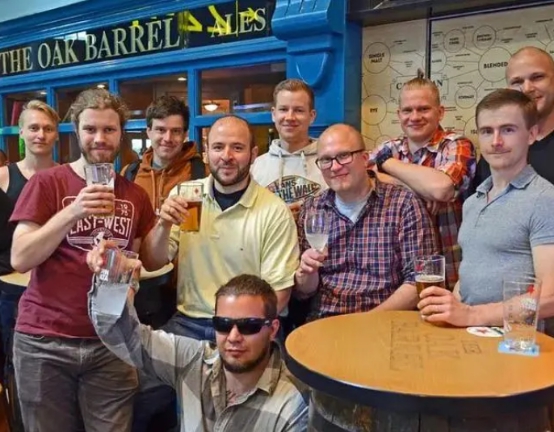 大批芬兰游客进入中国，轻装上阵并非旅游，竟是看上了我国白酒？