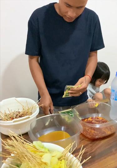 东*姑北**娘国外旅游，小7岁导游对她念念不忘，两人结婚5年后怎么样