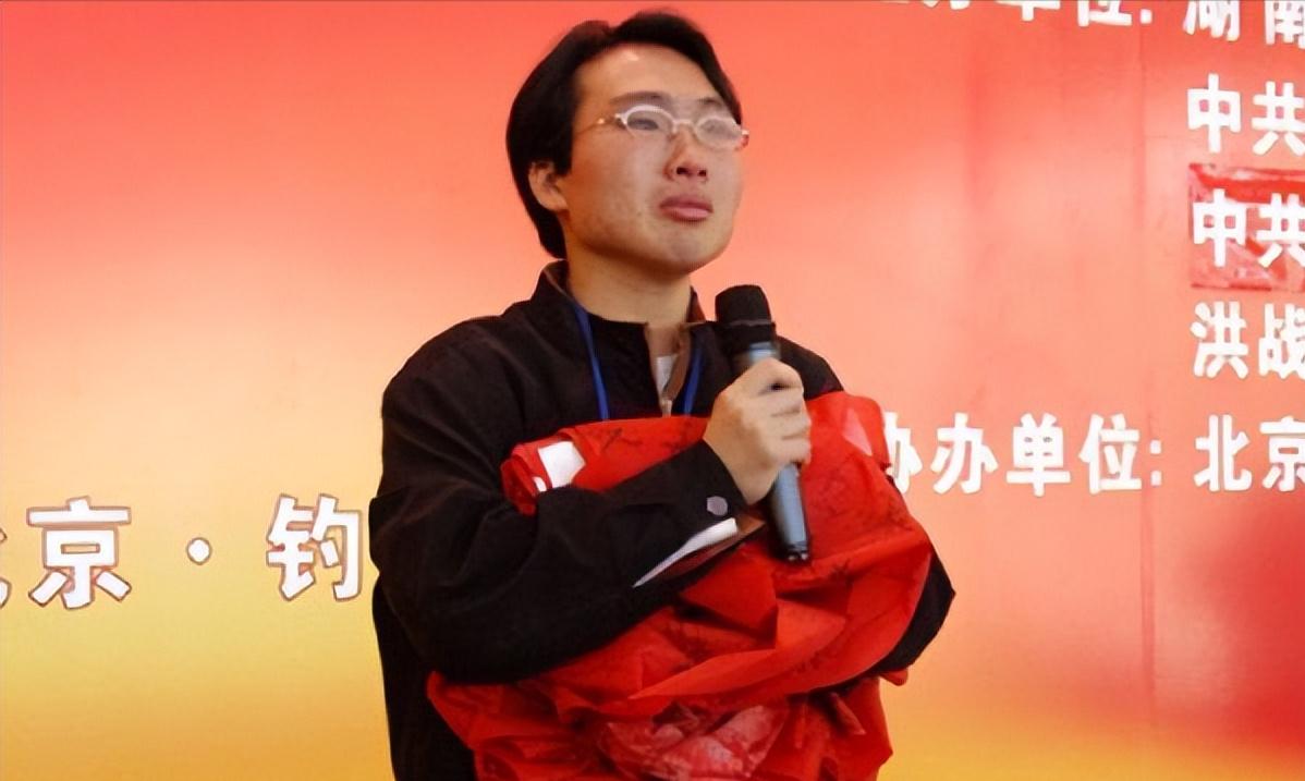 洪战辉12岁独自撑起家庭,洪战辉扛着废品上了火车