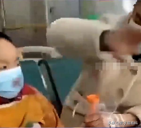 小孩被打的嘴巴鼻子里都是血,咳嗽被打小孩