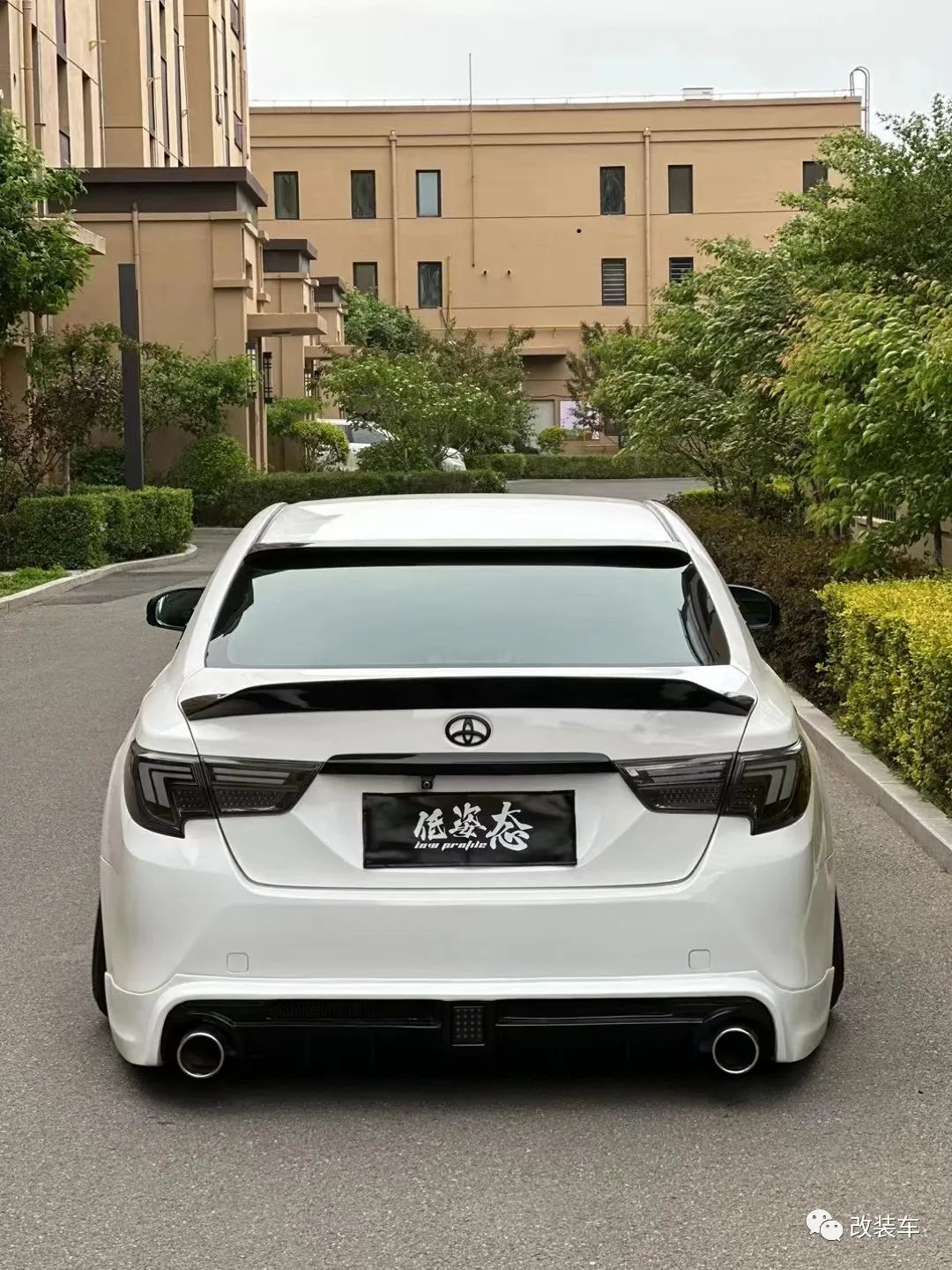 被打断腿的丰田锐志大后超，只要改得帅阿珍跑不掉