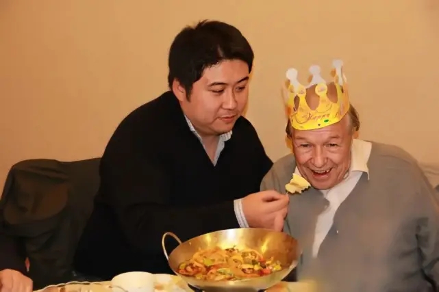 中国小伙报恩把瑞士房东接来养老,中国小伙为报恩接瑞士老人回国