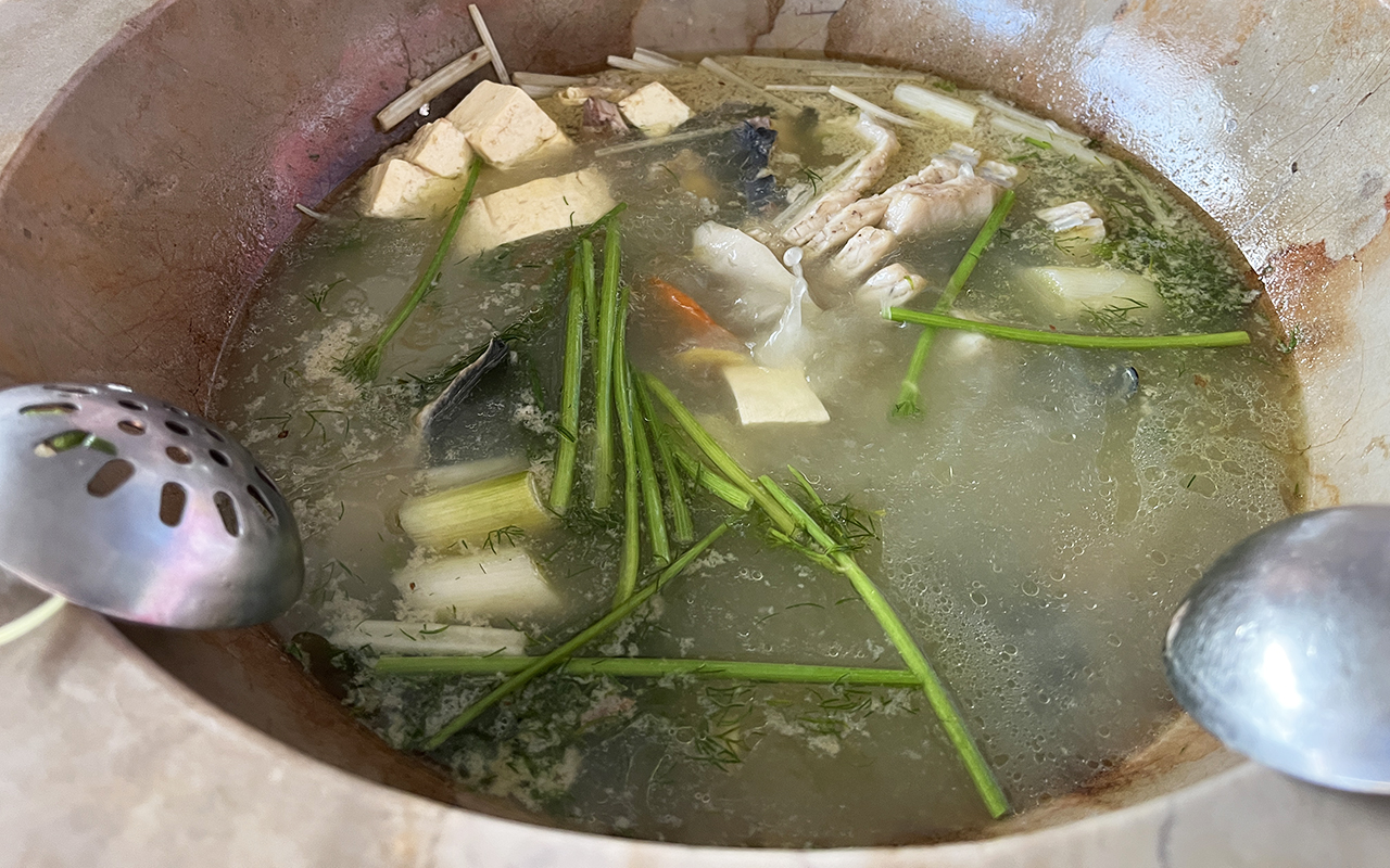 云南国道边14年老店，5人路过点了1条鱼，结账时确认三遍不敢相信