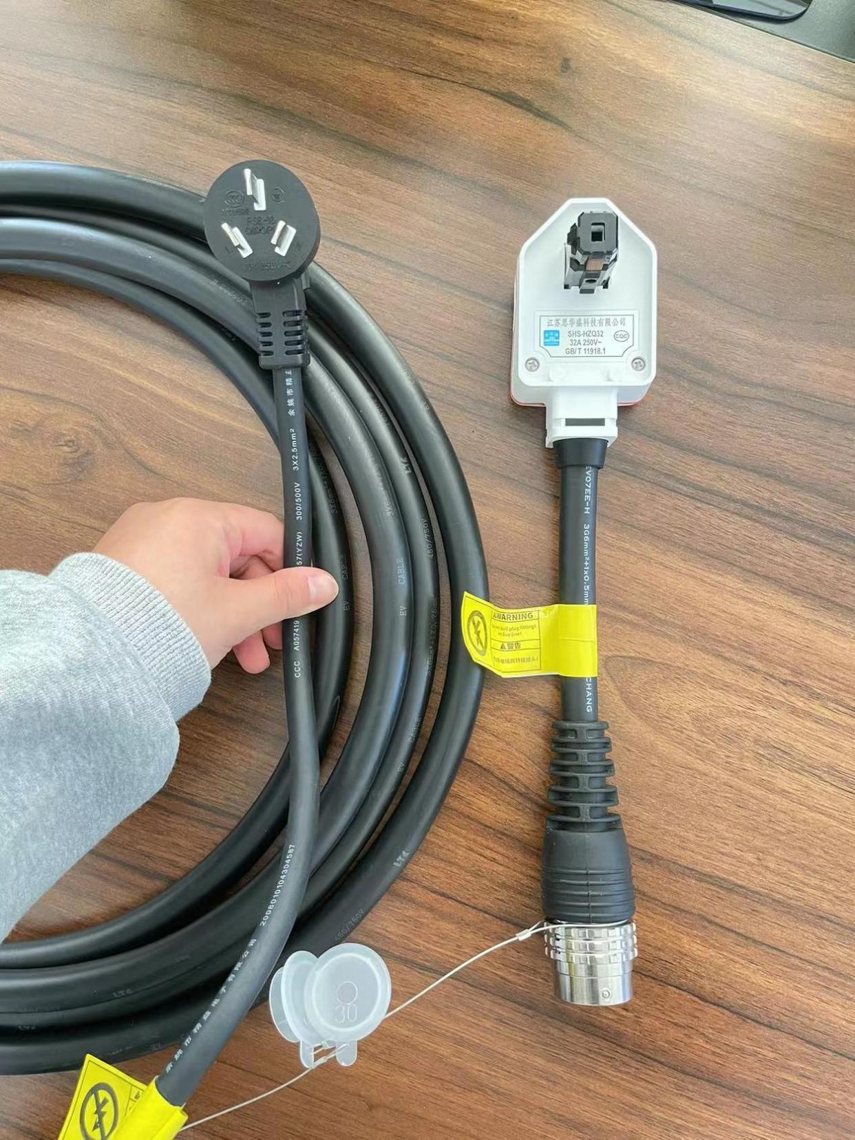 蔚来便携式充电枪ec6,蔚来ec6便携充电器多少钱