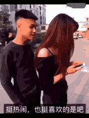 女孩子看起来外表美丽，其实裤袜已经掉到大腿根了！哈哈哈