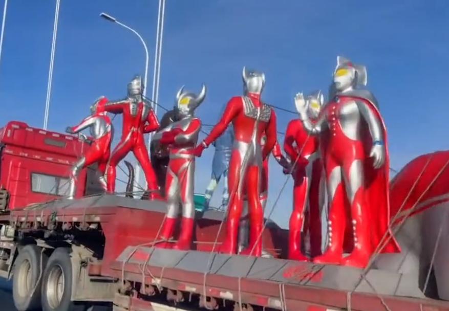 安徽奥特曼男子四次偶遇德国小伙,一男子偶遇一车奥特曼