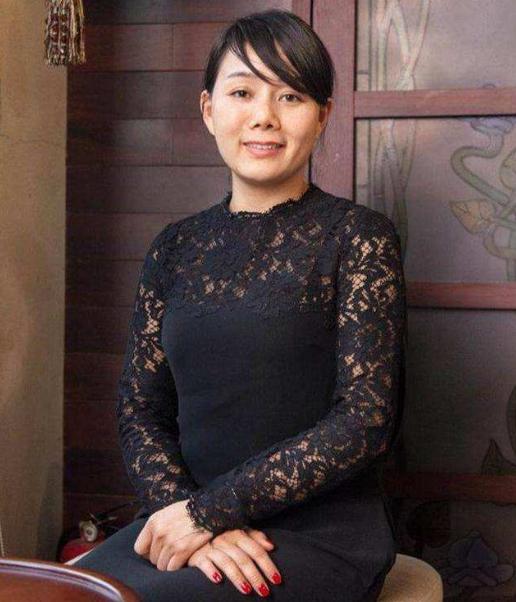 一个女孩从服务员到月入2万,从一个服务员到现在身价百万的她