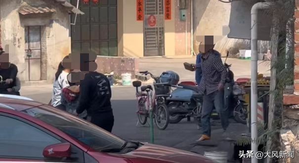 妇女节前男子在儿子面前当街暴打妻子扬言“弄死你”，当地社区回应称多部门介入调查处理