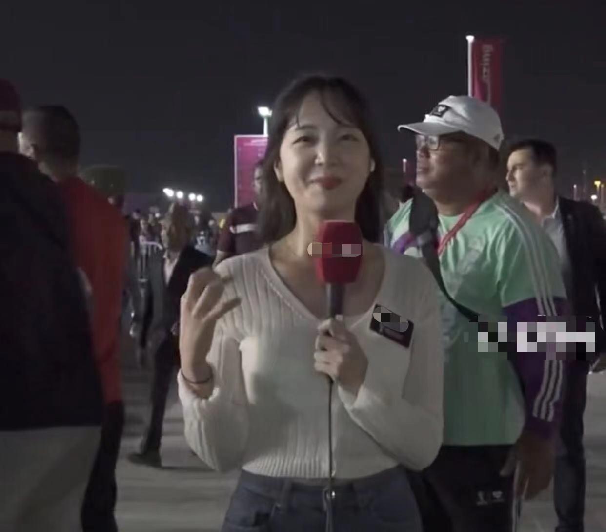 韩国女记者直播遭球迷强搂,女主持人被观众调戏后续