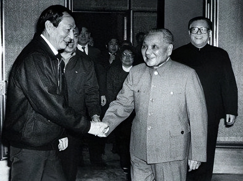 *镕基朱**公正廉洁铁面无私,幼年时失去双亲成孤儿,直言不怕得罪人