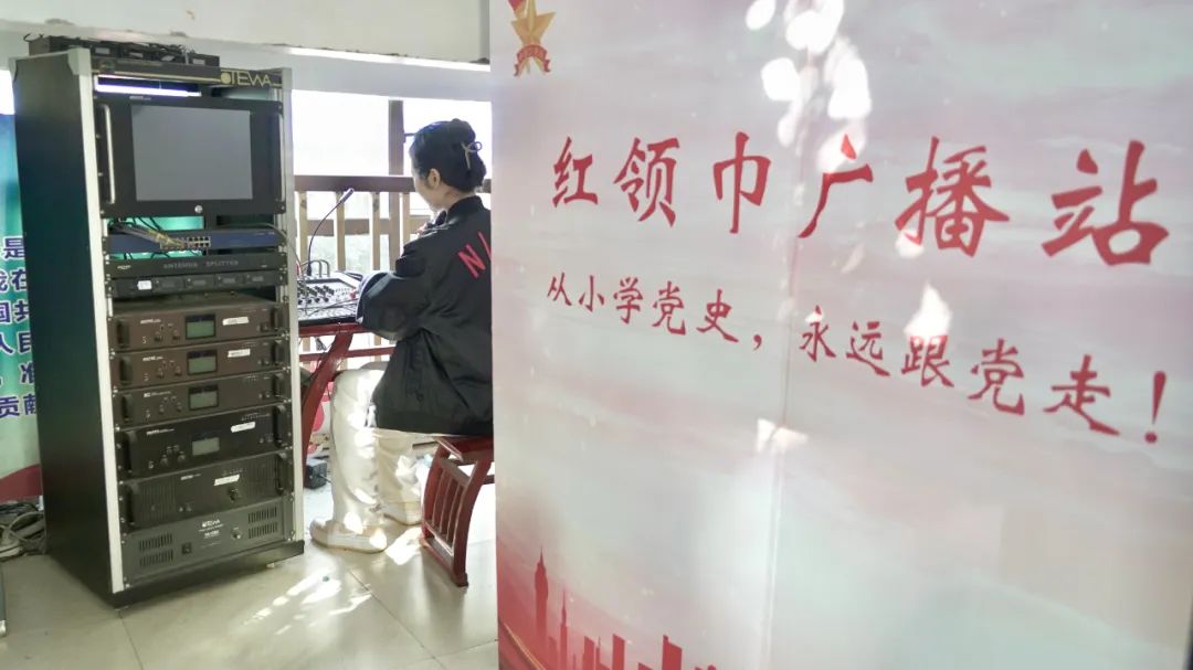 与南宁多所小学建立“与光同行•星空图书馆”，这一年我们把思政教育的火光点亮给学生们