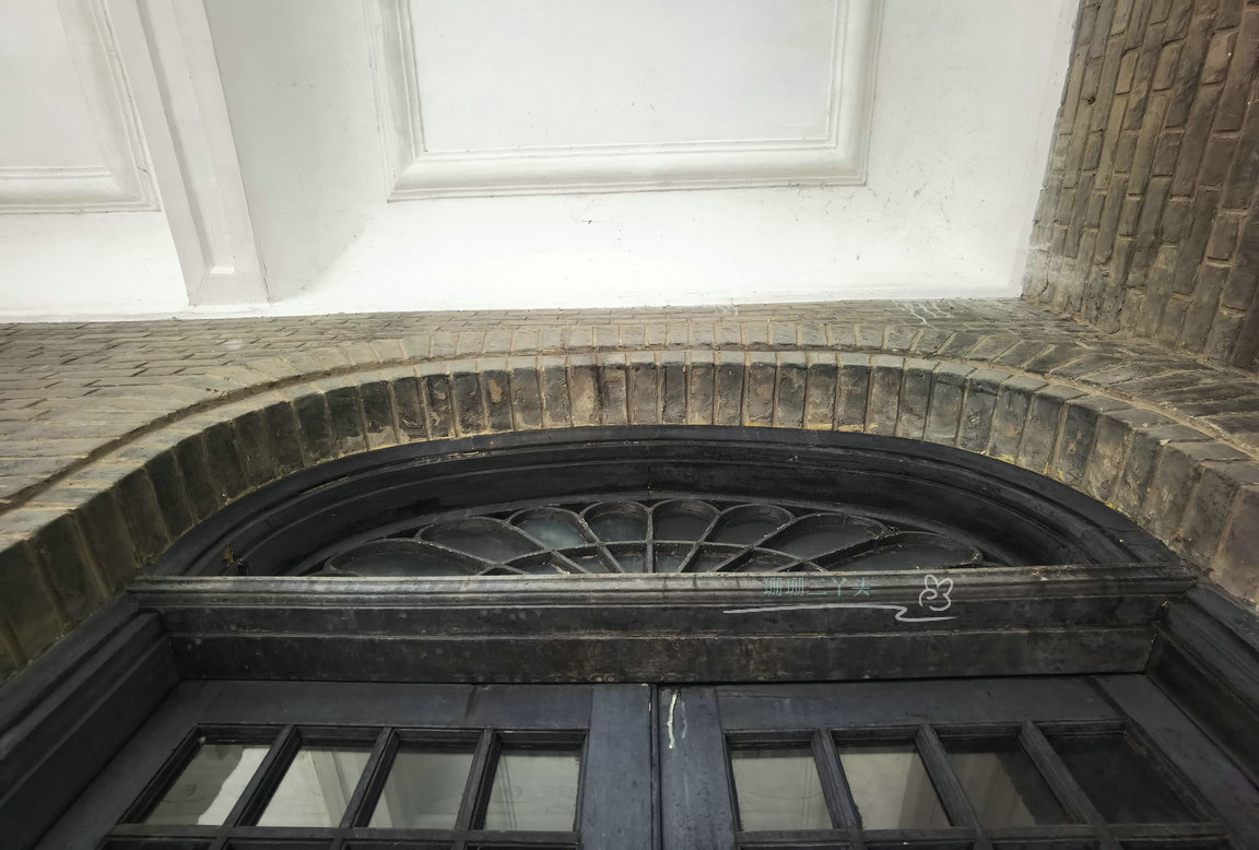 他被称为“沙面建筑之父”，旧居在养老院旁，曾被称“广州白宫”