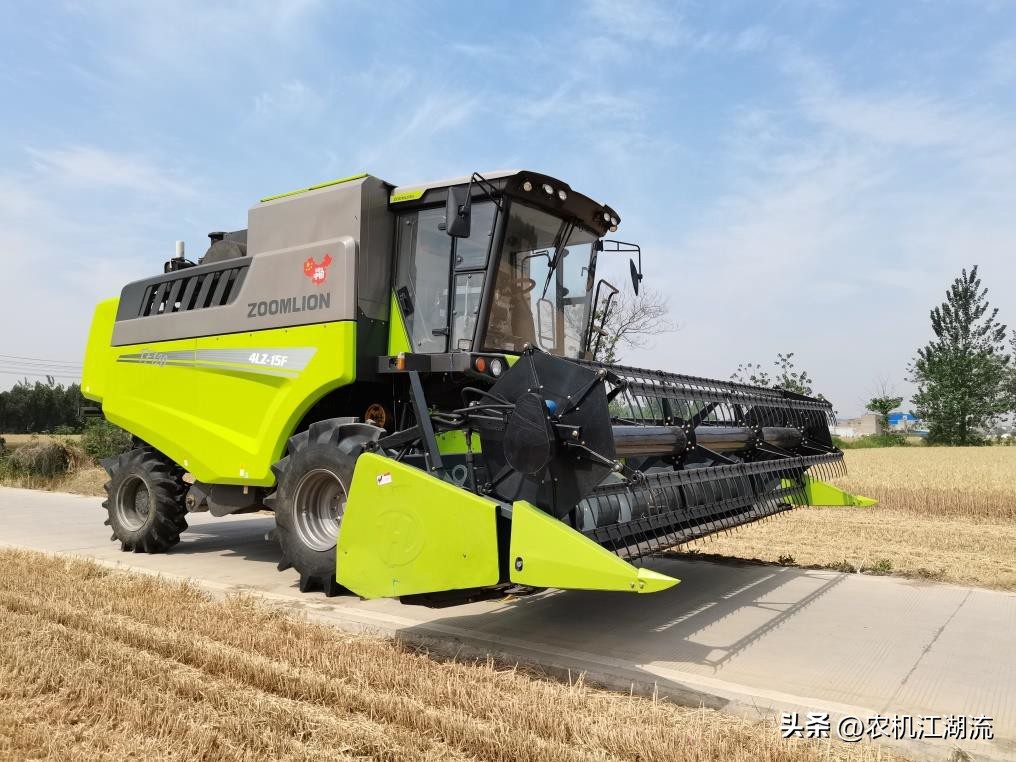 约翰迪尔小麦联合收割机最新款,约翰迪尔vs雷沃收割机