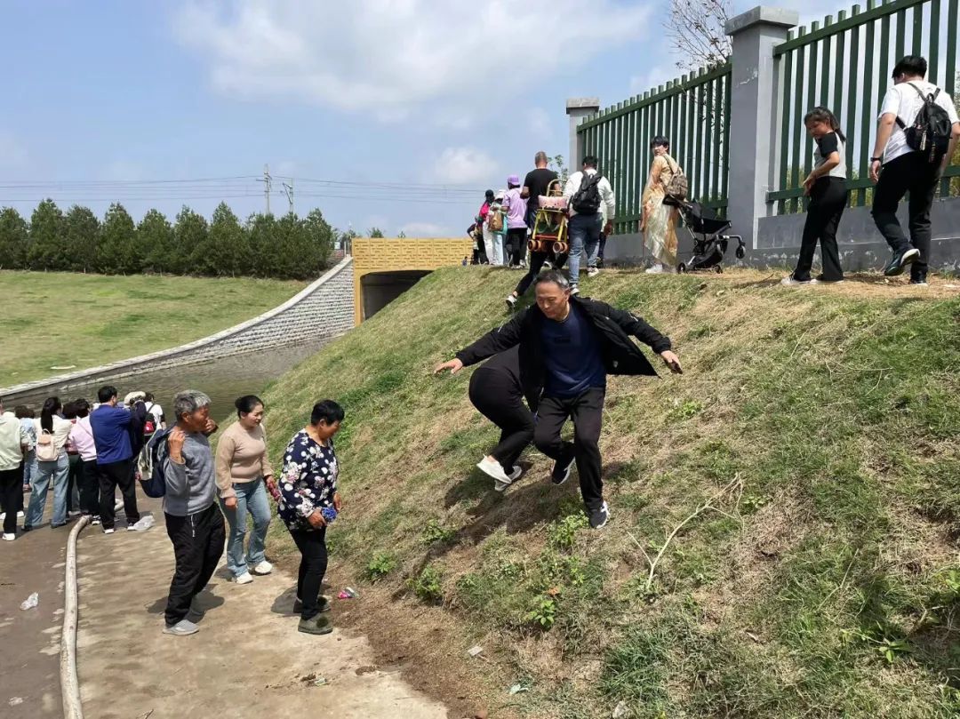 万人爬到白马寺！这样去景区的方式你绝对没见过！