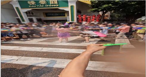 趁着泼水节公然对女生进行骚扰！向女生私密部位喷水还撕扯衣服