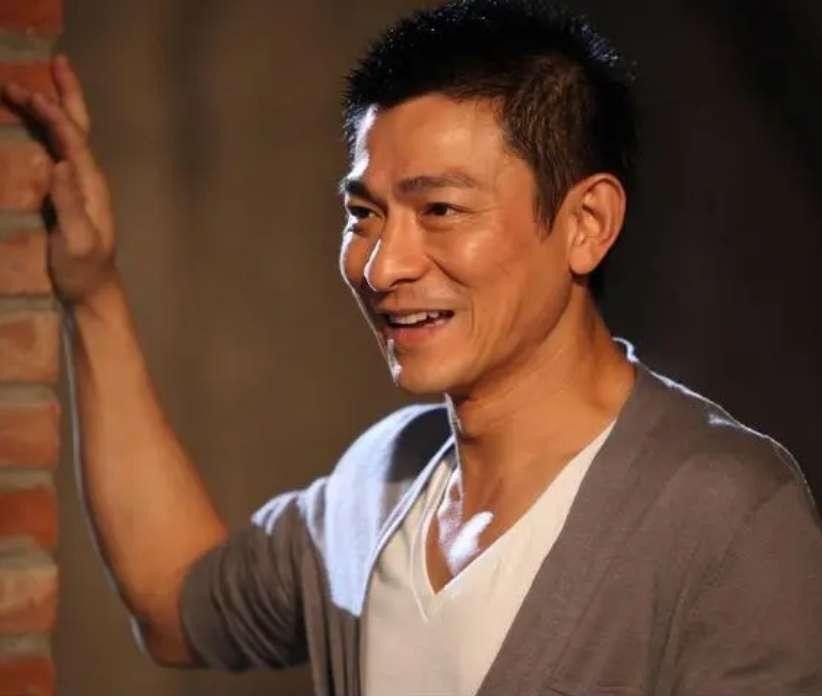 “惨遭吸血”刘德华：身价百亿却让姐姐住贫民窟，她到底做了什么