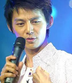 17年努力护着4个兄弟姐妹，最后却都离他而去，何炅老了，也累了