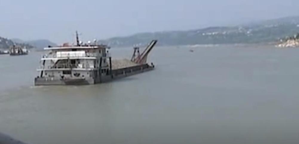 男子获得了点石成金的金银戒指,男子点石成金