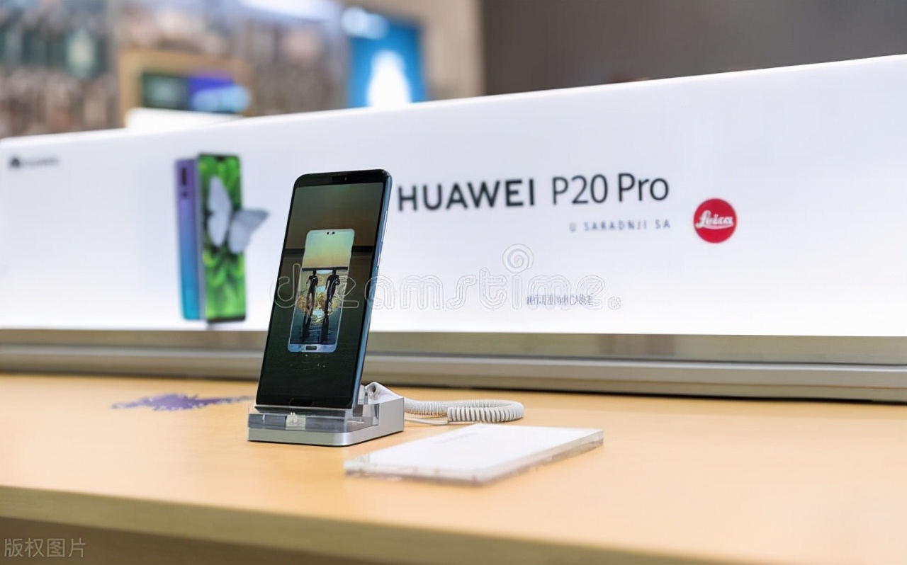 足球连进5球莱万赛后庆祝,足球莱万九分钟五球采访