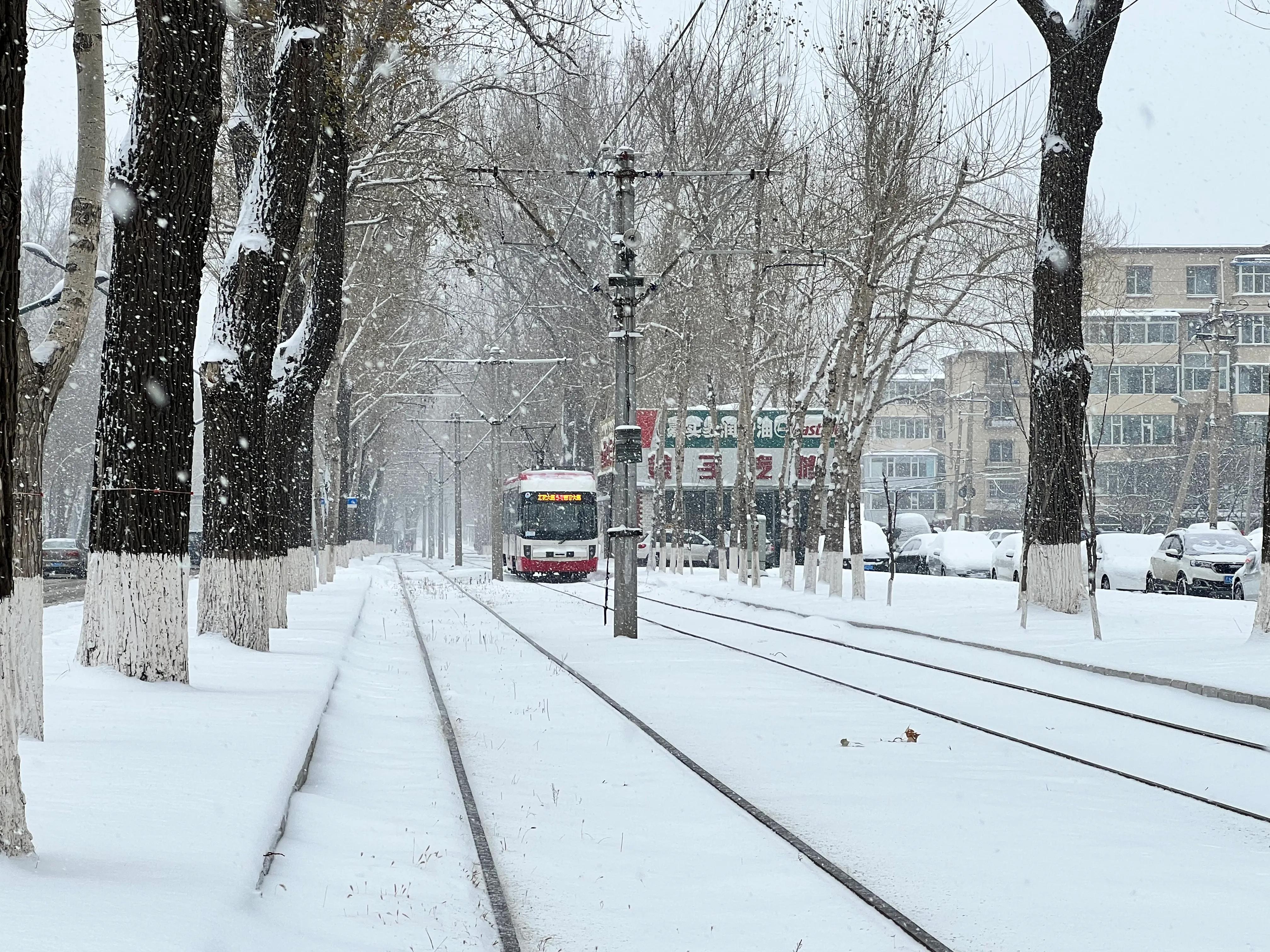 那街那景那人！《人世间》里的“吉春市”，仿佛回到旧时的长春