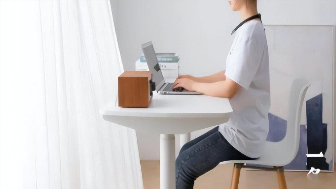 一直保持正确坐姿不得脊椎病吗,腰背挺直的正确姿势