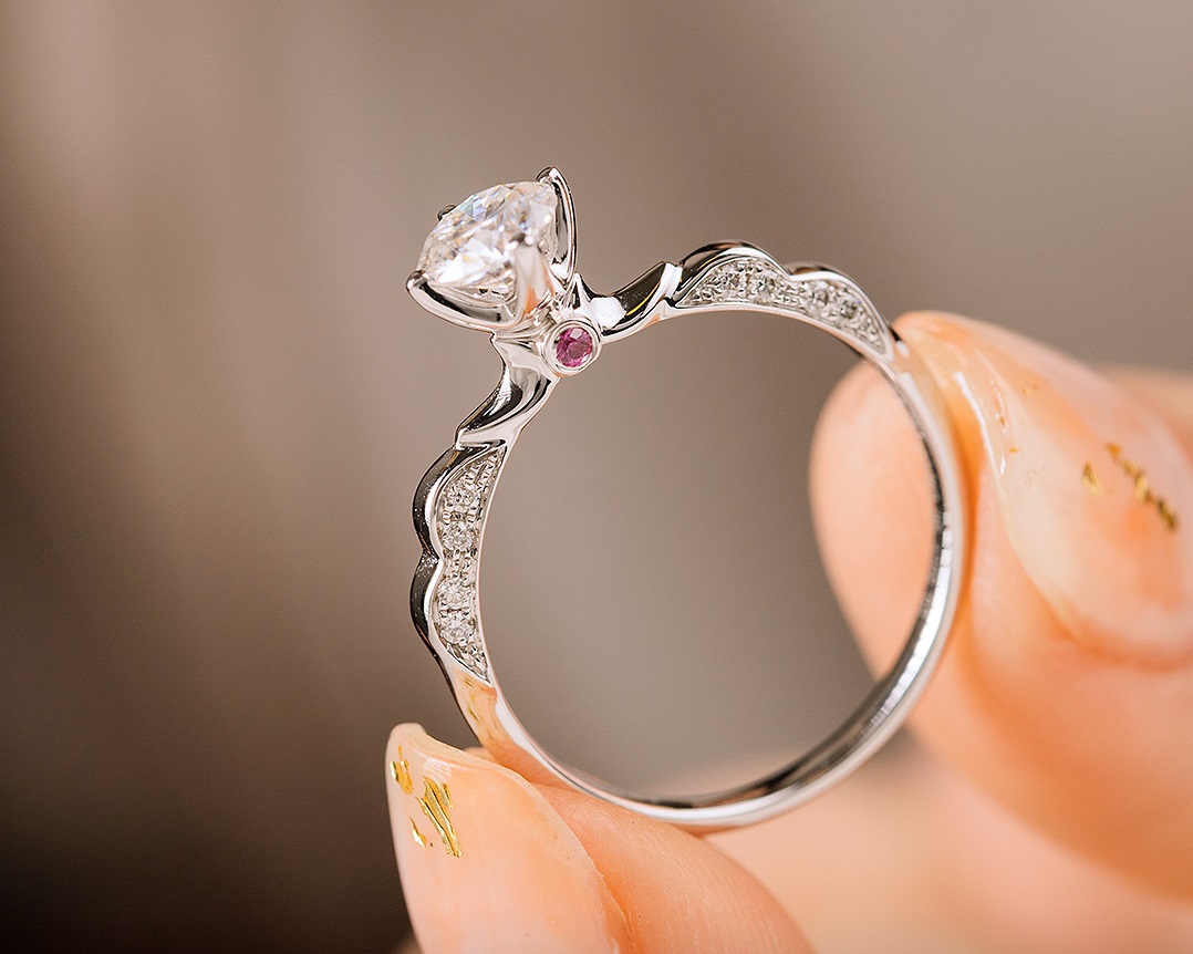 钻戒上的钻石怎么辨别真伪,钻石钻戒如何鉴别真假