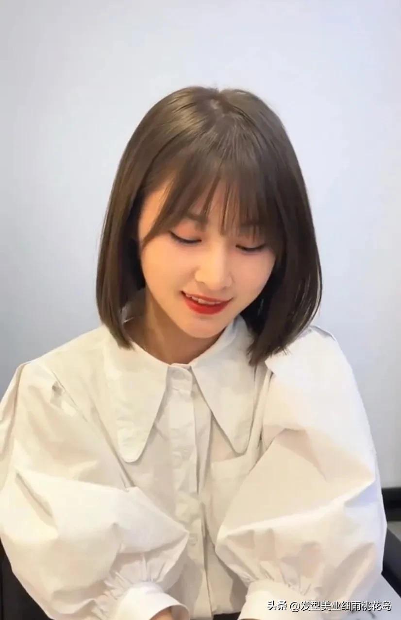 眉上刘海短发发型,短发八字刘海发型