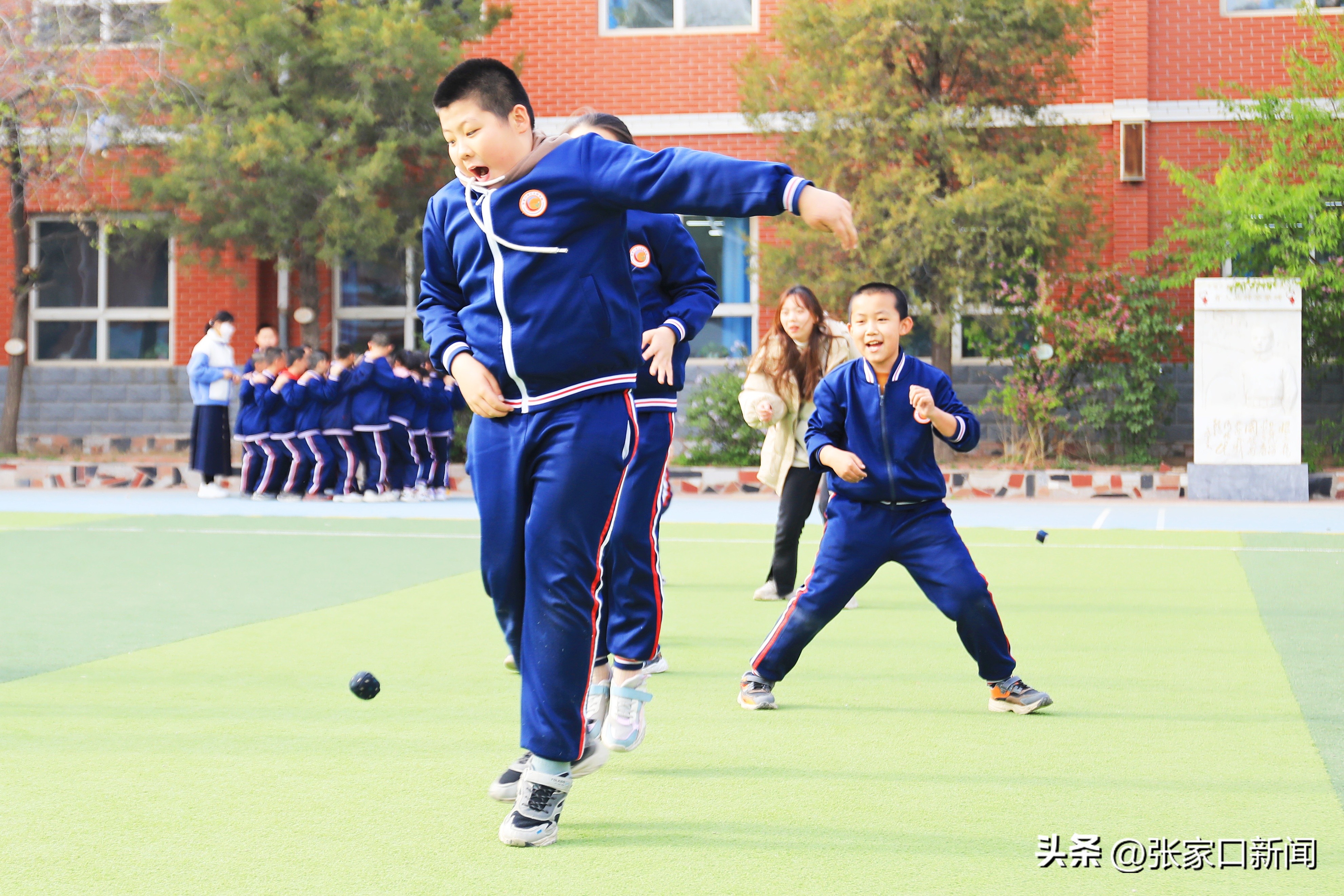 多彩大课间视频跳绳,多彩课间操场活动视频