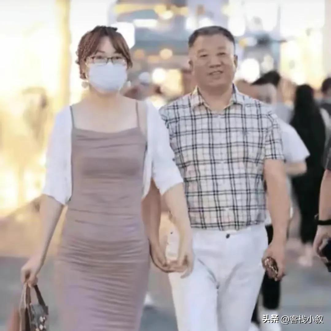 网上传中铁三局董事长和美女逛街，地点还是太古里，谣传请勿相信