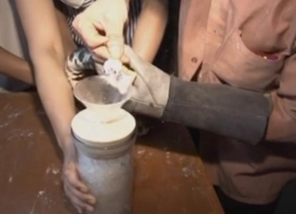 农村老汉把毒蛇养得像亲儿子一样,江西六旬老汉养毒蛇