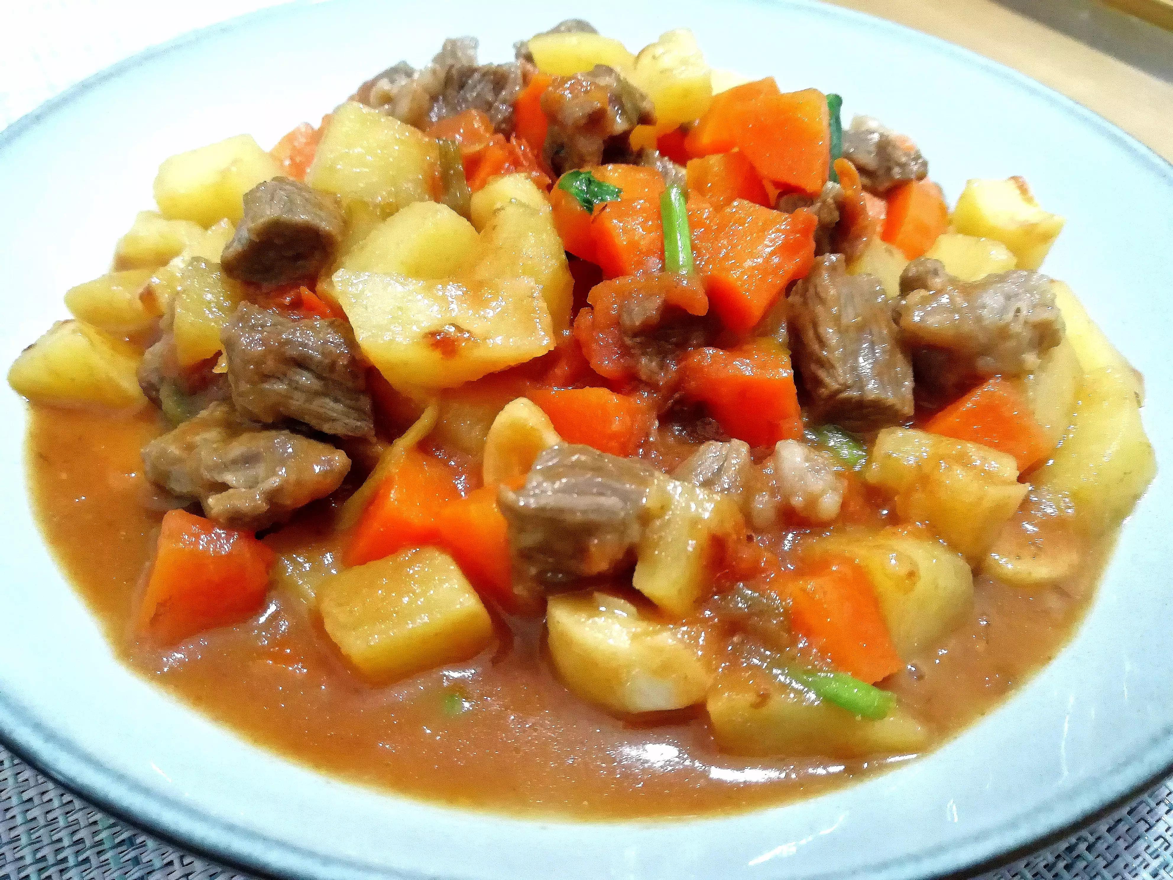 番茄土豆炖牛肉不炒糖色版,牛腩家常做法西红柿土豆炖牛肉