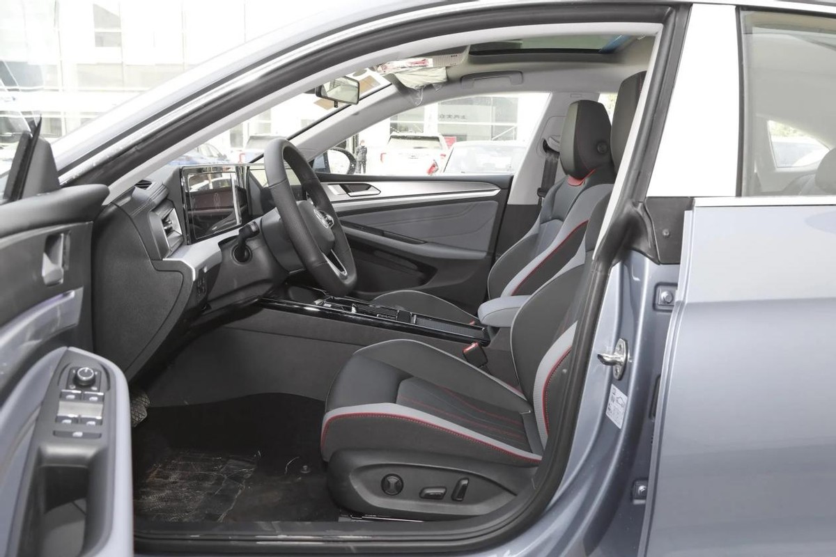 年轻人第一次买车，试完本田雅阁，再试大众凌渡L，才知道选谁好