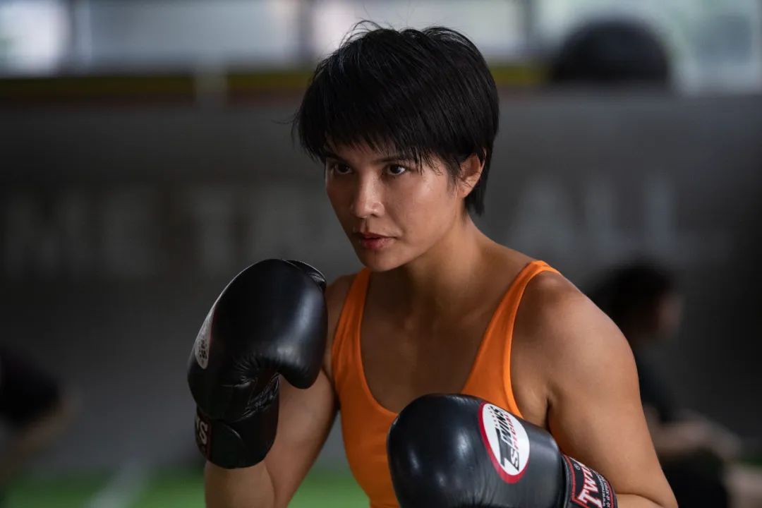 知名女演员想更具女人味接受隆胸手术，曾夺得拳击世界冠军