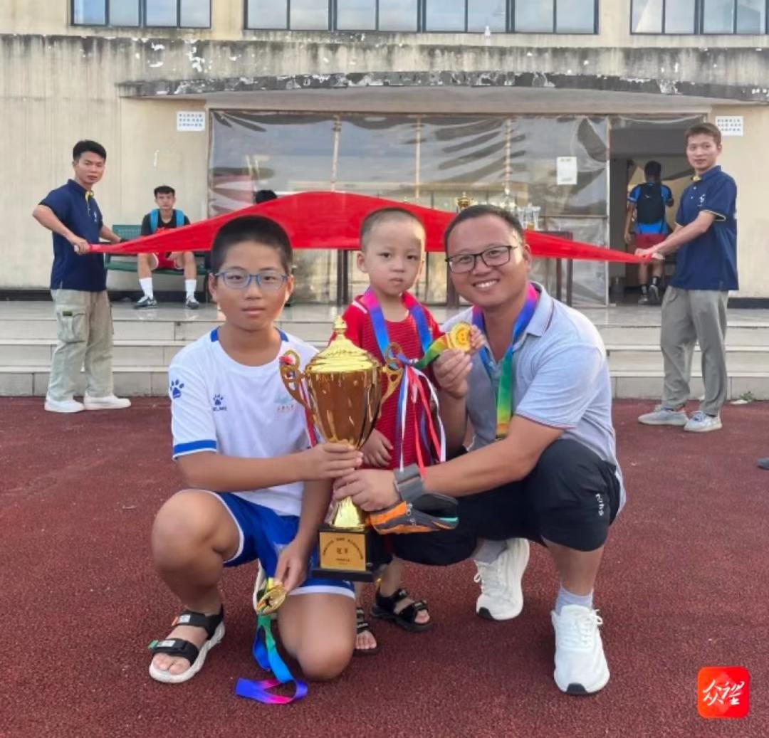 一双球鞋一人一只，凑成“黄金左右脚”！没有什么能够阻挡“运动小子”们的热爱