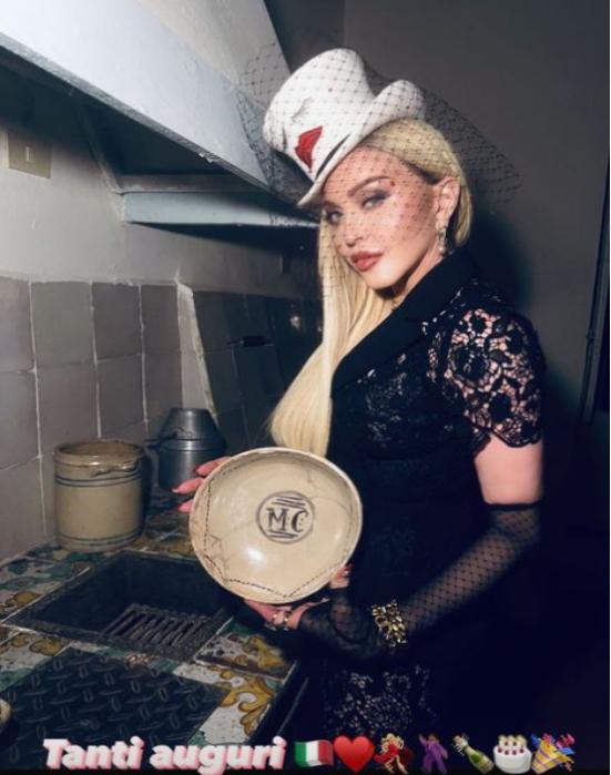 麦当娜戴粉色墨镜亮相,麦当娜穿粉色裙