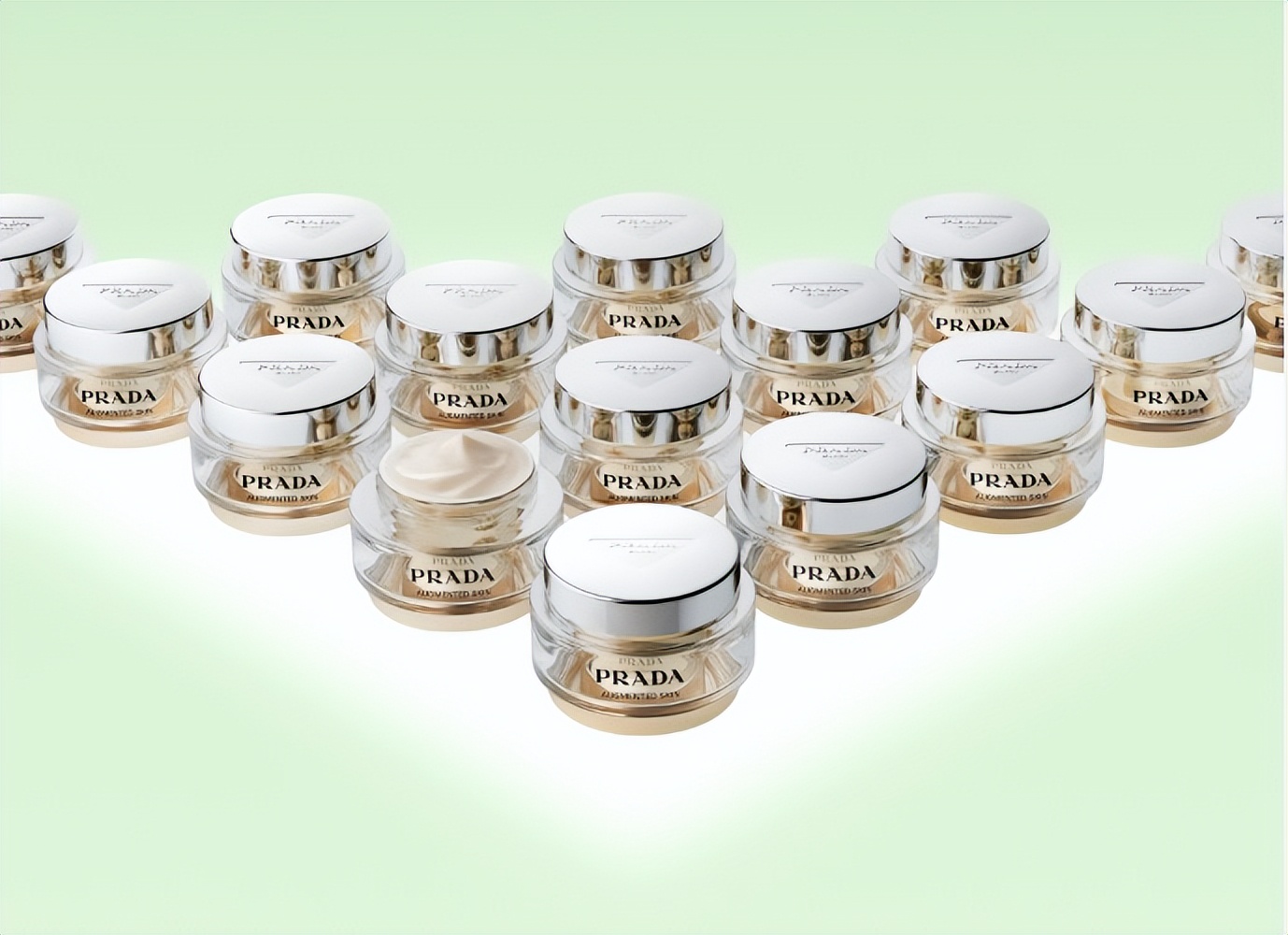 prada彩妆效果,prada唇膏在美妆界地位