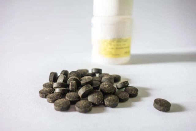 阿奇霉素不能随便吃，建议：服用阿奇霉素时，尽量避开3种药物