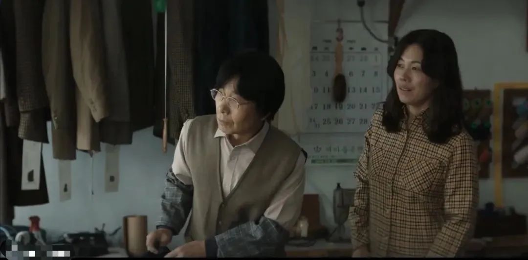 她穿高仿，偷文凭，撒谎无数终成上等人，但谁有资格说她虚荣？