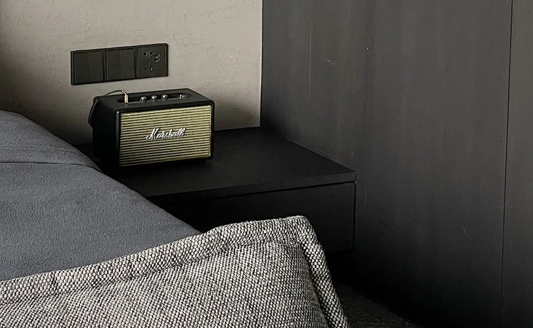 宾馆酒店房间都标配的音箱,顶级酒店房间里的音响