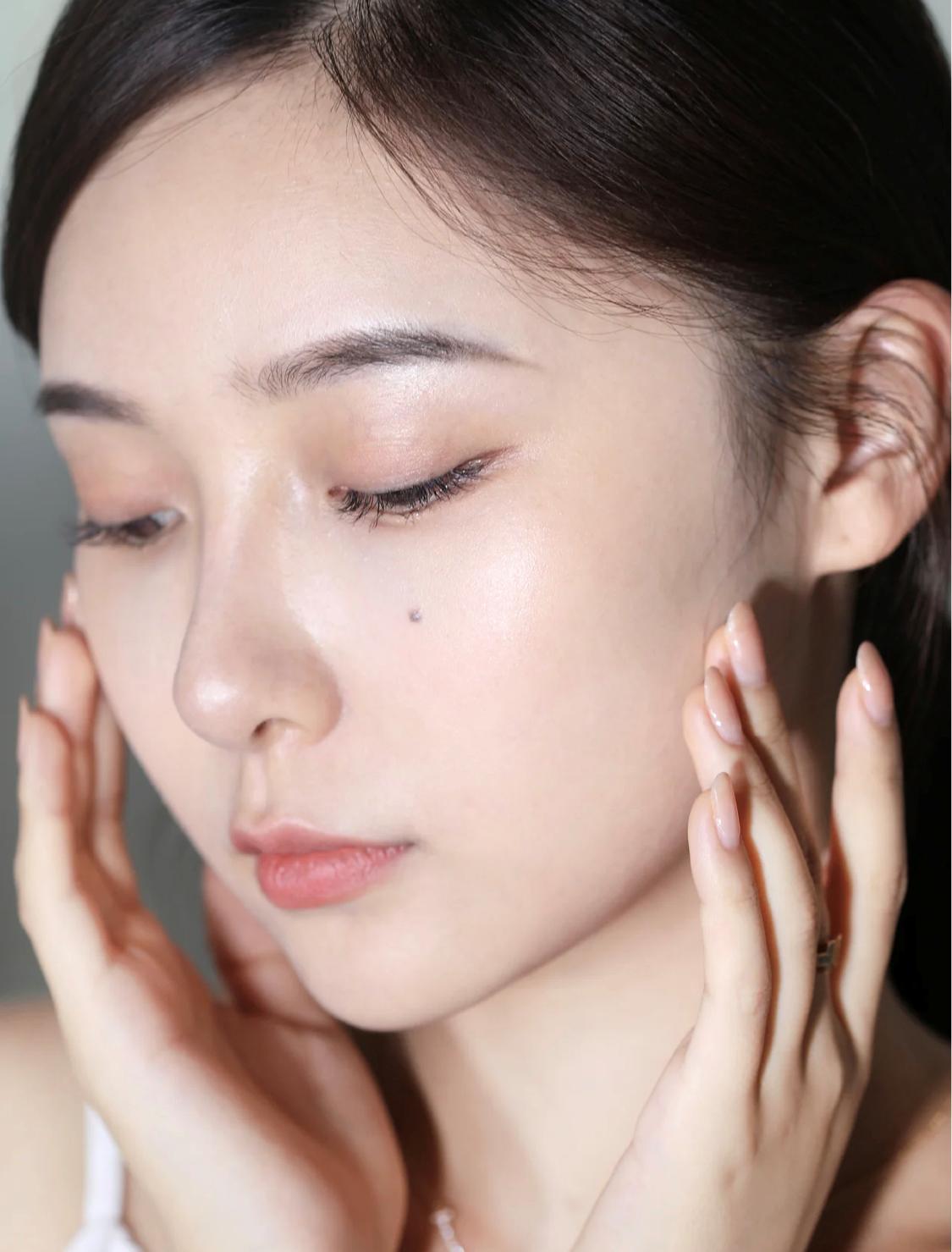 敷面膜补水了脸还是起干皮,敷面膜先补水还是敷完后补水