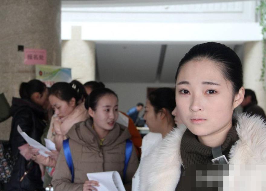 大三女生考公务员好还是考研好,女生选择公务员还是辅导员