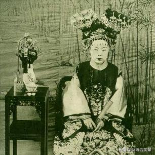 21张真实又罕见的老照片，阴毛假发工作者，我怀疑他用错地方了